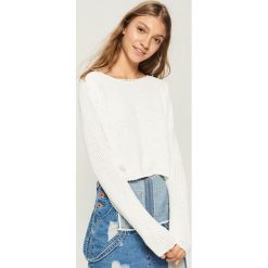 Krótki sweter - Biały. Białe swetry klasyczne damskie marki Sinsay, l. Za 49,99 zł.