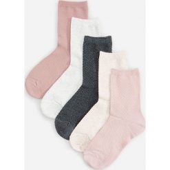 Bawełniane skarpetki 5 pack - Kremowy. Białe skarpetki damskie Reserved, bez wzorów, z bawełny. Za 39,99 zł.