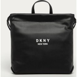 Dkny - Plecak. Czarne plecaki damskie DKNY, z nadrukiem, ze skóry ekologicznej. W wyprzedaży za 529,90 zł.