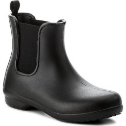 Kalosze CROCS - Freesail Chelsea Boot W 204630 Black/Black. Czarne kalosze damskie Crocs, na imprezę, z tworzywa sztucznego, klasyczne, bez obcasa, bez zapięcia. W wyprzedaży za 159,00 zł.