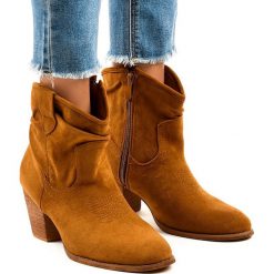 Brązowe Camel zamszowe botki na słupku SA-3339. Pomarańczowe botki damskie ButyModne, z zamszu, eleganckie, bez obcasa, na słupku, bez zapięcia. W wyprzedaży za 149,00 zł.
