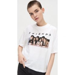 Koszulka FRIENDS - Biały. Białe koszulki damskie Cropp, s. Za 59,99 zł.