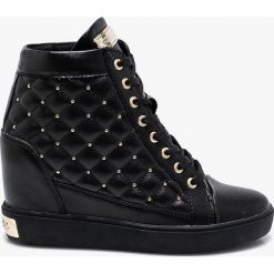 Guess Jeans - Trampki. Czarne trampki i tenisówki damskie marki Guess Jeans, z aplikacjami, z jeansu. W wyprzedaży za 559,90 zł.