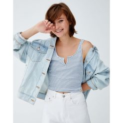 Krótki top z wycięciem przy dekolcie. Niebieskie koszulki damskie Pull&Bear, bez wzorów, bez kołnierzyka. Za 49,90 zł.