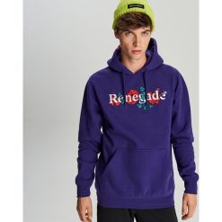 Bluza z motywem róży - Fioletowy. Fioletowe bluzy męskie Cropp, s, bez wzorów, bez kołnierzyka, bez rękawów, bez kaptura. Za 129,99 zł.