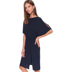 Sukienka z ozdobnym dekoltem. Sukienki damskie Top Secret, na zimę, bez wzorów, z tkaniny, eleganckie, bez kołnierzyka, bez rękawów. W wyprzedaży za 99,99 zł.