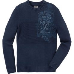 Sweter z nadrukiem z bawełny z recyclingu bonprix ciemnoniebieski. Niebieskie swetry męskie bonprix, s, z nadrukiem, z bawełny. Za 49,99 zł.