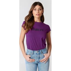 NA-KD T-shirt Darlin' - Purple. Fioletowe t-shirty damskie NA-KD, z napisami, z okrągłym kołnierzem. W wyprzedaży za 42,67 zł.