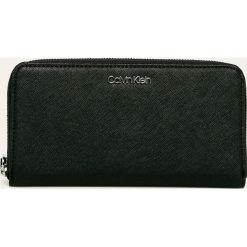 Calvin Klein - Portfel. Brązowe portfele damskie Calvin Klein, bez wzorów, ze skóry ekologicznej. Za 299,90 zł.
