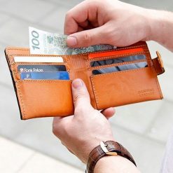Skórzany portfel męski SOLIER SW05 jasnobrązowy - jasny brąz. Pomarańczowe portfele męskie Solier, bez wzorów, ze skóry. Za 99,99 zł.