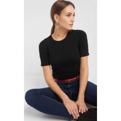 Sweter z guzikami na ramionach. Różowe swetry damskie Orsay, s, bez wzorów, z wiskozy, z krótkim rękawem, krótkie, bez kaptura. Za 79,99 zł.