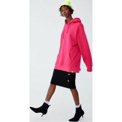 Prążkowana spódnica midi z guzikami z boku. Czarne spódniczki damskie Pull&Bear, bez wzorów, z dzianiny, midi. Za 69,90 zł.