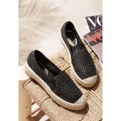 Czarne Espadryle Abstain. Czarne espadryle damskie Renee, z aplikacjami, bez obcasa, na płaskiej podeszwie. Za 89,99 zł.
