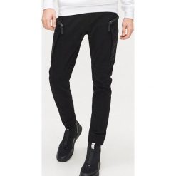Joggery cargo z nadrukiem - Czarny. Czarne spodnie męskie Cropp, m, z nadrukiem. Za 149,99 zł.