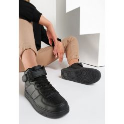 Czarne Buty Sportowe Blackberry. Czarne buty sportowe damskie Renee, bez wzorów, sportowe. Za 99,99 zł.