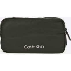 Calvin Klein - Kosmetyczka. Czarne kosmetyczki męskie marki Calvin Klein, z poliesteru. W wyprzedaży za 219,90 zł.