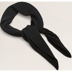 Mango - Apaszka Blacky. Czarne apaszki damskie marki Mango, z poliesteru. Za 49,90 zł.