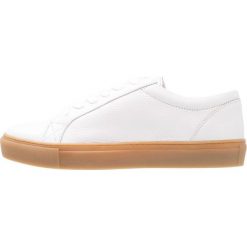 Samsøe & Samsøe PAPILLON Sneakersy niskie white. Białe sneakersy męskie marki Samsøe & Samsøe, bez wzorów, ze skóry, bez zapięcia. W wyprzedaży za 503,20 zł.