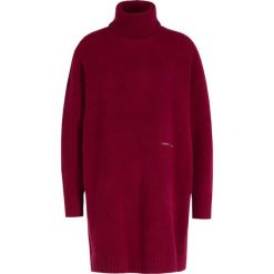 Sukienka dzianinowa Tommy Jeans Tjw Turtle DW0DW07348. Czerwone sukienki damskie Tommy Jeans, s, bez wzorów, z elastanu, bez kołnierzyka, bez rękawów. W wyprzedaży za 269,00 zł.