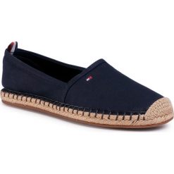 Espadryle TOMMY HILFIGER - Basic Tommy Flat Espadrille FW0FW04827 Desert Sky DW5. Niebieskie espadryle damskie TOMMY HILFIGER, bez wzorów, ze skóry ekologicznej, bez obcasa, na płaskiej podeszwie. W wyprzedaży za 189,00 zł.