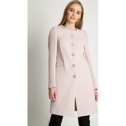Elegancki wiosenny płaszcz w kolorze pudrowego różu INNA MARKA. Różowe kurtki damskie INNA MARKA, na wiosnę, z aplikacjami, eleganckie, bez kaptura. W wyprzedaży za 349,00 zł.