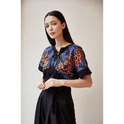 Medicine - Top by Anna Rudak. Czarne bluzki damskie marki MEDICINE, s, z nadrukiem, z bawełny, z okrągłym kołnierzem. Za 59,90 zł.