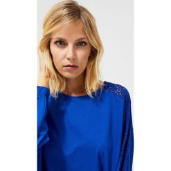 Bluza z koronkowymi wstawkami. Niebieskie bluzy damskie Moodo, xs, bez wzorów, z bawełny, z długim rękawem, długie, bez kaptura. Za 39,99 zł.