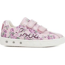 Sneakersy "Skylin" w kolorze jasnoróżowym. Różowe trampki dziewczęce geox kids, z aplikacjami, z gumy, bez zapięcia. W wyprzedaży za 139,95 zł.