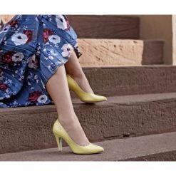 Szpilki - skóra naturalna - model 035 - kolor bananowy. Żółte czółenka damskie Zapato, na imprezę, z nadrukiem, ze skóry, na wysokim obcasie, na obcasie. W wyprzedaży za 239,20 zł.