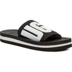 Klapki UGG - W Zuma 1099833 W/Blk. Czarne klapki damskie Ugg, bez wzorów, z tworzywa sztucznego, bez obcasa. Za 219,00 zł.