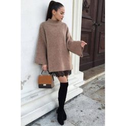Tunika SAINT. Brązowe tuniki damskie IVET, w koronkowe wzory, z dzianiny, z golfem, bez rękawów. W wyprzedaży za 39,00 zł.