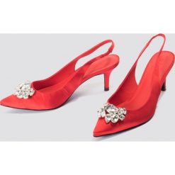 NA-KD Shoes Czółenka na niskim obcasie ze zdobieniem - Red. Czerwone czółenka damskie NA-KD Shoes, w paski, z satyny, na niskim obcasie, na obcasie. W wyprzedaży za 60,88 zł.