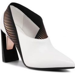 Półbuty UNITED NUDE - Zink Pop Pump Hi 105040716 Cooper. Białe półbuty damskie United Nude, bez wzorów, ze skóry, bez obcasa, na obcasie, bez zapięcia. W wyprzedaży za 779,00 zł.