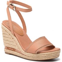 Espadryle TOMMY HILFIGER - Iconic Elena Tommy Pastel FW0FW04074 Silky Nude 297. Pomarańczowe espadryle damskie TOMMY HILFIGER, bez wzorów, ze skóry, bez obcasa, na obcasie. W wyprzedaży za 349,00 zł.