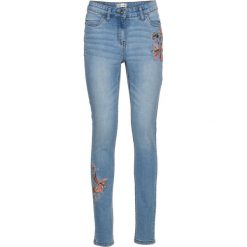 Dżinsy ze stretchem i haftem bonprix jasnoniebieski "bleached used". Niebieskie jeansy damskie marki bonprix, z jeansu. Za 129,99 zł.