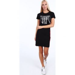 Sukienka napis z frędzelkami czarna 22477. Czarne sukienki damskie Fasardi, s, z napisami, bez kołnierzyka, bez rękawów. Za 59,00 zł.