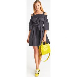 SUKIENKA twinset. Czarne sukienki damskie Twinset, na imprezę, z aplikacjami, z włoskim kołnierzykiem, bez rękawów, mini. Za 809,00 zł.