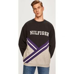 Tommy Hilfiger - Bluza. Czarne bluzy męskie TOMMY HILFIGER, xl, z nadrukiem, z bawełny, z okrągłym kołnierzem, bez rękawów, bez kaptura. W wyprzedaży za 249,90 zł.