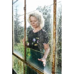 T-shirt z kieszonką English Flowers. Czarne bluzki damskie marki Pakamera, w kwiaty, rockowe, bez kołnierzyka, bez rękawów. Za 89,00 zł.