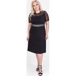 Monochromatyczna sukienka z koronkowymi wstawkami na dekolcie, karczku i w pasie czarny. Czarne sukienki damskie N/A, plus size, bez wzorów, z elastanu, bez kołnierzyka, plus size, bez rękawów. Za 172,86 zł.
