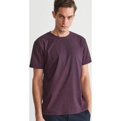 T-shirt z mikrowzorem - Czerwony. Czerwone t-shirty męskie Reserved, s, bez wzorów, bez kołnierzyka. Za 49,99 zł.