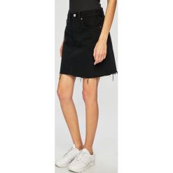 Levi's - Spódnica. Czarne spódniczki damskie Levi's®, na co dzień, s, bez wzorów, z bawełny, casualowe, mini, proste. W wyprzedaży za 169,90 zł.