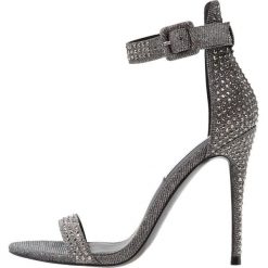 Steve Madden MISCHA Sandały na obcasie silver. Szare rzymianki damskie Steve Madden, z materiału, na obcasie. Za 419,00 zł.