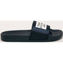 Tommy Jeans - Klapki. Niebieskie kapcie męskie Tommy Jeans, z jeansu. Za 179,90 zł.