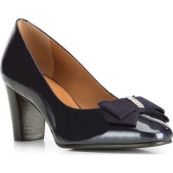 Buty damskie. Niebieskie czółenka damskie Wittchen, bez wzorów, ze skóry, na wysokim obcasie. W wyprzedaży za 269,90 zł.