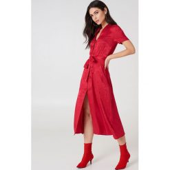 NA-KD Boho Satynowa sukienka w żakardowe kwiaty z wiązaniem - Red. Czerwone sukienki damskie marki NA-KD Boho, w paski, z poliesteru, boho, bez kołnierzyka, bez rękawów, maxi. W wyprzedaży za 113,58 zł.