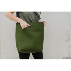 Torebka filcowa LEŚNA z paskiem na skos. Czarne torebki klasyczne damskie marki Pakamera, w paski, z bawełny, bez dodatków. Za 259,00 zł.