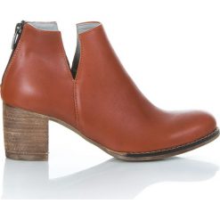Wycięte botki na słupku - skóra naturalna - model 501 - kolor brązowy. Pomarańczowe botki damskie Zapato, na lato, z jeansu, klasyczne, przed kostkę, bez obcasa, na obcasie, bez zapięcia. Za 399,00 zł.