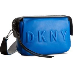 Torebka DKNY - Debossed Logo R461540201 Cerulean/Blk 415. Niebieskie listonoszki damskie DKNY, bez wzorów, ze skóry, bez dodatków. W wyprzedaży za 579,00 zł.