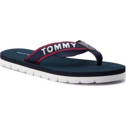 Japonki TOMMY HILFIGER - Sporty Flat Beach Sandal FW0FW03884 Midnight 403. Niebieskie klapki damskie TOMMY HILFIGER, bez wzorów, ze skóry, bez obcasa. W wyprzedaży za 119,00 zł.
